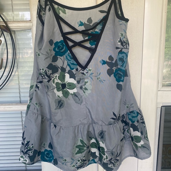 Womens blue flowery peplum tank top size small  fits like a juniors small - Picture 2 of 6